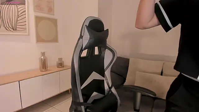 Snapshot of EllaClark chatting on 10-16-25, 05:47 EllaClark online show from 10-16-25, 05:47