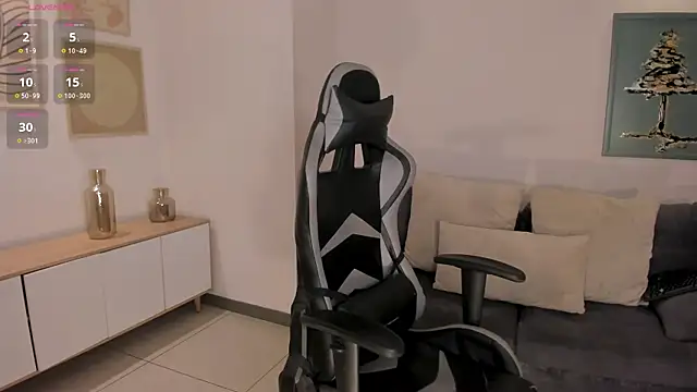 Snapshot of EllaClark chatting on 10-18-25, 04:30 EllaClark online show from 10-18-25, 04:30