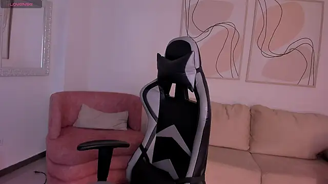 Snapshot of EllaClark chatting on 10-20-25, 03:56 EllaClark online show from 10-20-25, 03:56