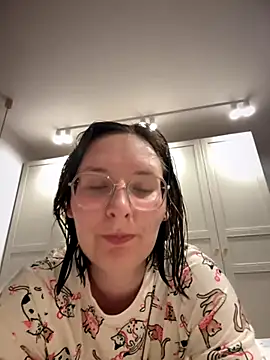 Snapshot of The_Snowwhitee chatting on 10-04-25, 06:28 The Snowwhitee online show from 10-04-25, 06:28