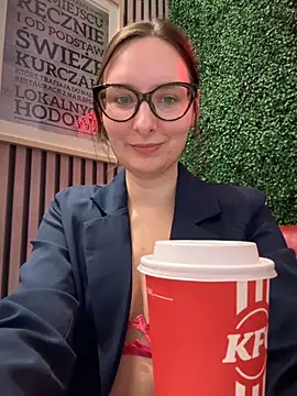 Snapshot of The_Snowwhitee chatting on 11-06-25, 09:21 The Snowwhitee online show from 11-06-25, 09:21