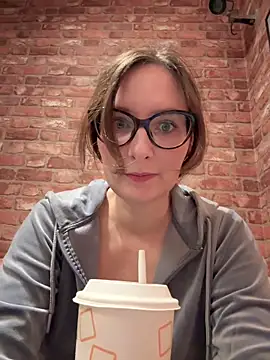 Snapshot of The_Snowwhitee chatting on 12-22-25, 09:12 The Snowwhitee online show from 12-22-25, 09:12