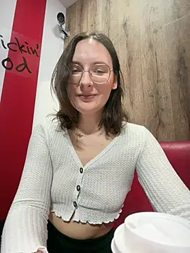 Snapshot of The_Snowwhitee chatting on 04-04-26, 09:07 The Snowwhitee online show from 04-04-26, 09:07