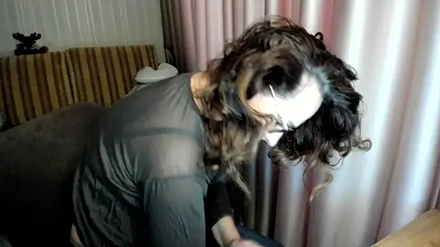 lauraoven online show from 02-01-26, 01:09