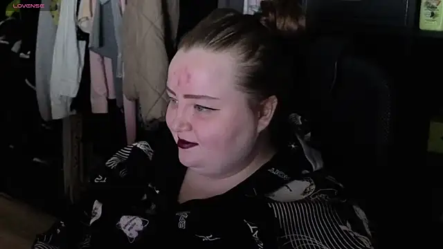 Snapshot of EMMA__CONNOR chatting on 10-15-25, 12:11 EMMA CONNOR online show from 10-15-25, 12:11