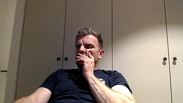 Snapshot of mrbigballs chatting on 06-12-26, 08:52 mrbigballs online show from 06-12-26, 08:52