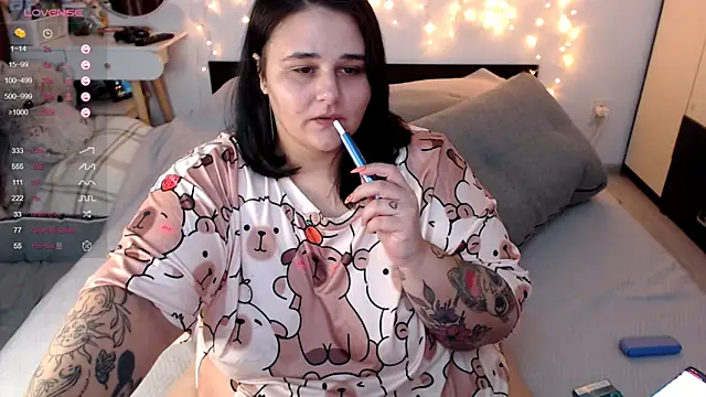 Snapshot of naughtykiss chatting on 09-19-25, 11:00 naughtykiss online show from 09-19-25, 11:00