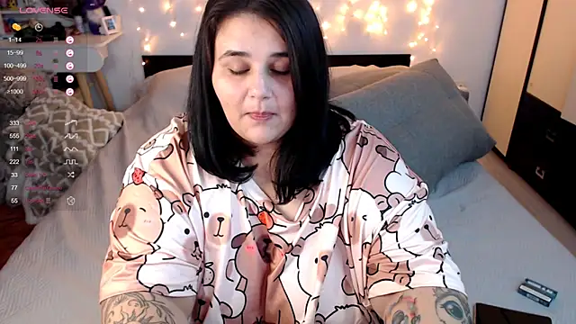 Snapshot of naughtykiss chatting on 10-15-25, 04:45 naughtykiss online show from 10-15-25, 04:45