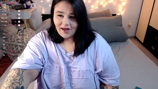 Snapshot of naughtykiss chatting on 10-19-25, 04:57 naughtykiss online show from 10-19-25, 04:57