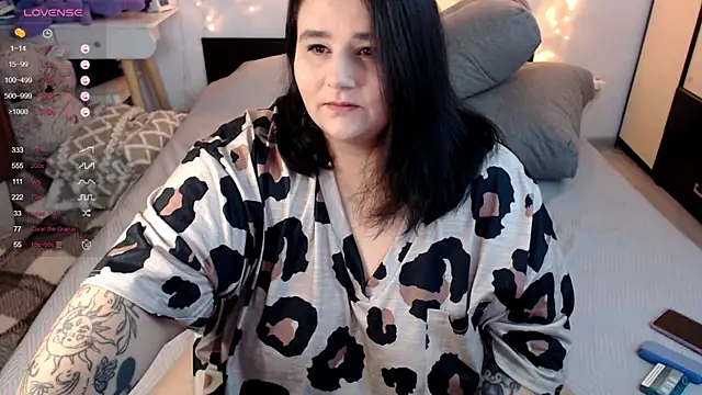 Snapshot of naughtykiss chatting on 10-25-25, 05:48 naughtykiss online show from 10-25-25, 05:48