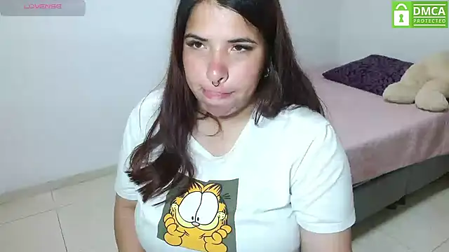 Snapshot of Karlathompson chatting on 10-29-25, 11:06 Karlathompson online show from 10-29-25, 11:06