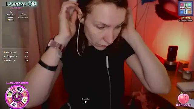 Snapshot of JohansonKatie chatting on 02-25-25, 11:19 JohansonKatie online show from 02-25-25, 11:19