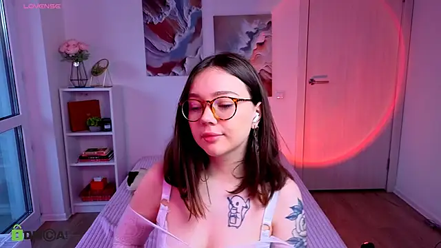 Snapshot of MilenaSaint chatting on 09-28-25, 04:18 MilenaSaint online show from 09-28-25, 04:18