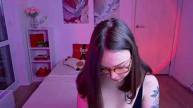 Snapshot of MilenaSaint chatting on 10-20-25, 04:35 MilenaSaint online show from 10-20-25, 04:35