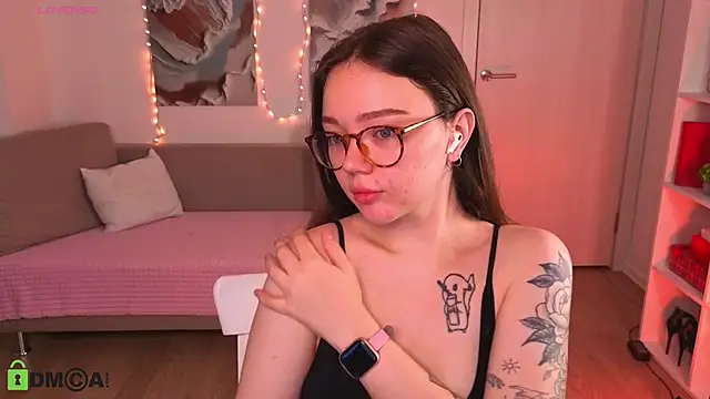 Snapshot of MilenaSaint chatting on 11-21-25, 05:17 MilenaSaint online show from 11-21-25, 05:17