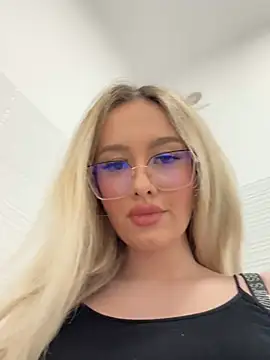 Snapshot of mollyxxx chatting on 02-18-25, 11:33 mollyxxx online show from 02-18-25, 11:33