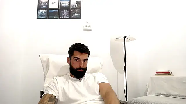 Snapshot of Verycutex chatting on 10-21-25, 05:35 Verycutex online show from 10-21-25, 05:35