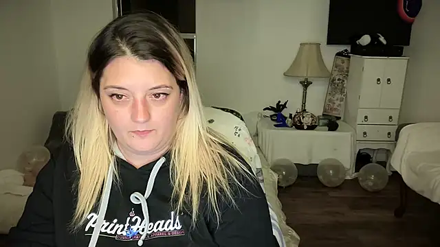 Snapshot of magicsparkles chatting on 12-04-24, 01:36 magicsparkles online show from 12-04-24, 01:36