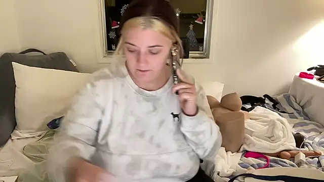 Snapshot of magicsparkles chatting on 01-04-25, 02:46 magicsparkles online show from 01-04-25, 02:46