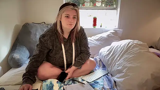 Snapshot of magicsparkles chatting on 01-14-25, 02:11 magicsparkles online show from 01-14-25, 02:11