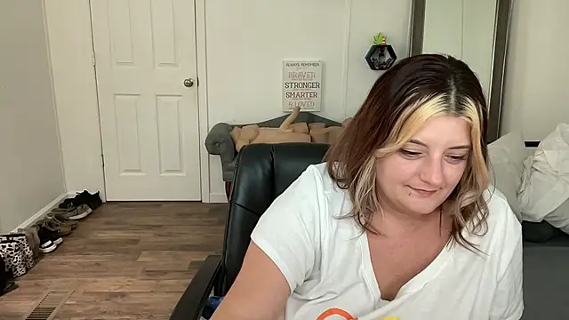 Snapshot of magicsparkles chatting on 02-04-25, 04:48 magicsparkles online show from 02-04-25, 04:48