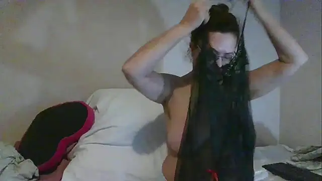 Snapshot of Hottie-Mom chatting on 12-04-24, 08:45 Hottie-Mom online show from 12-04-24, 08:45