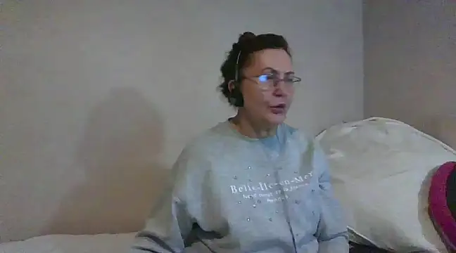 Snapshot of Hottie-Mom chatting on 01-04-25, 12:27 Hottie-Mom online show from 01-04-25, 12:27