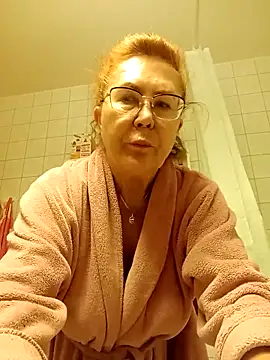 Snapshot of Hottie-Mom chatting on 10-12-25, 08:02 Hottie-Mom online show from 10-12-25, 08:02