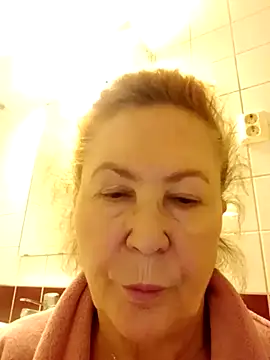Snapshot of Hottie-Mom chatting on 10-13-25, 08:25 Hottie-Mom online show from 10-13-25, 08:25