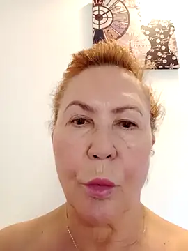 Snapshot of Hottie-Mom chatting on 10-14-25, 07:42 Hottie-Mom online show from 10-14-25, 07:42