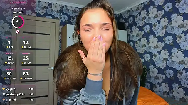  momiji  online show from 12-14-24, 04:20