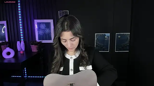 Snapshot of KylieMellow chatting on 02-05-25, 05:20 KylieMellow online show from 02-05-25, 05:20