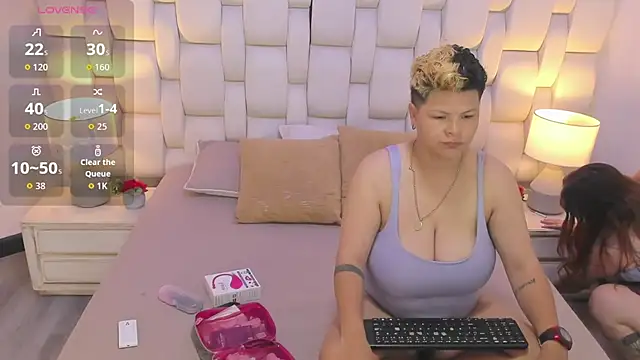 Snapshot of MiaYMolly chatting on 11-05-25, 08:47 MiaYMolly online show from 11-05-25, 08:47