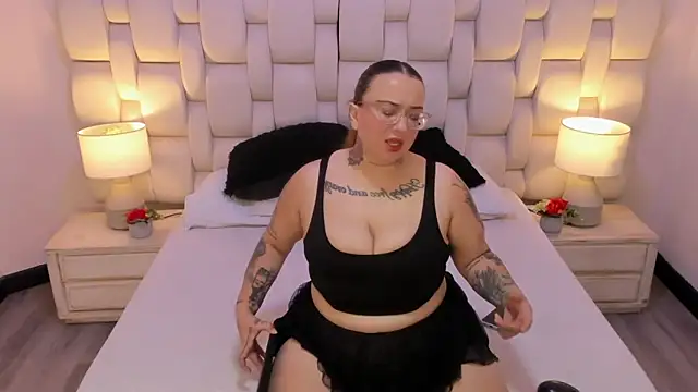 Snapshot of MiaYMolly chatting on 11-15-25, 07:43 MiaYMolly online show from 11-15-25, 07:43