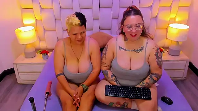 Snapshot of MiaYMolly chatting on 12-02-25, 01:44 MiaYMolly online show from 12-02-25, 01:44