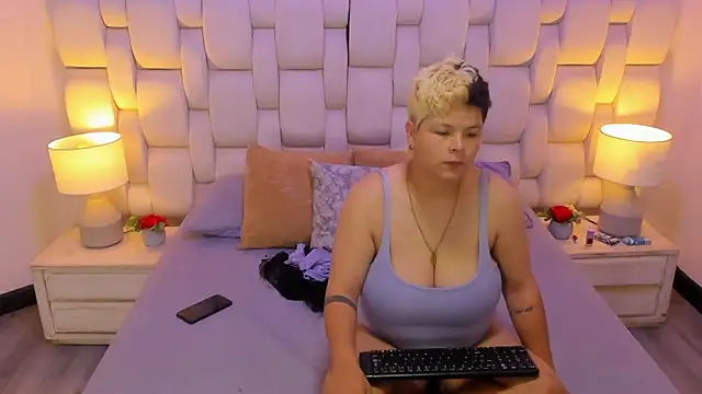 Snapshot of MiaYMolly chatting on 12-05-25, 06:55 MiaYMolly online show from 12-05-25, 06:55