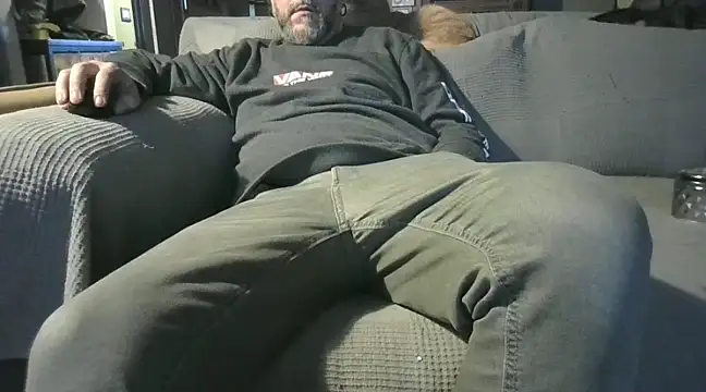 Snapshot of naked_bear chatting on 12-19-24, 07:18 naked bear online show from 12-19-24, 07:18