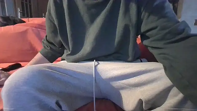 Snapshot of naked_bear chatting on 02-14-25, 07:59 naked bear online show from 02-14-25, 07:59