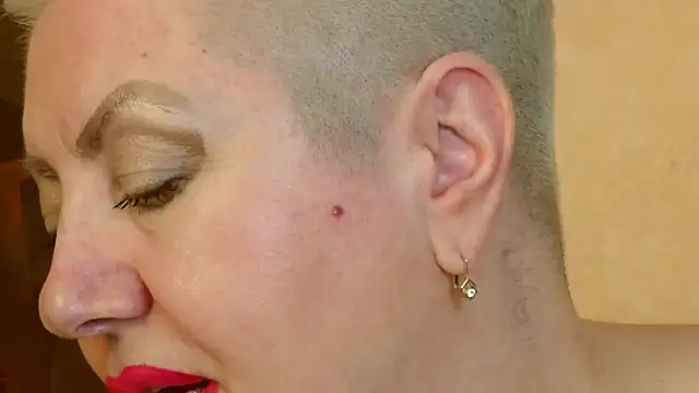 Snapshot of LadyPosh chatting on 12-27-24, 05:52 LadyPosh online show from 12-27-24, 05:52