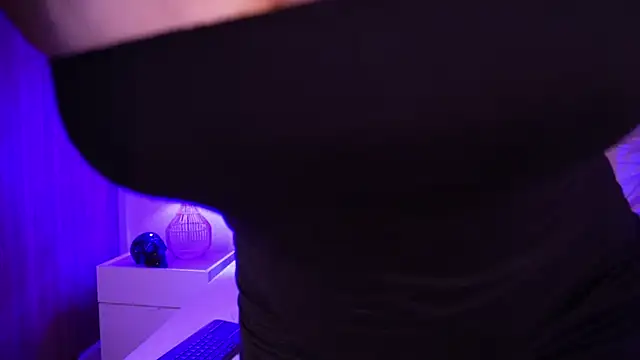 Snapshot of curvyliciousss chatting on 01-02-25, 08:46 curvyliciousss online show from 01-02-25, 08:46