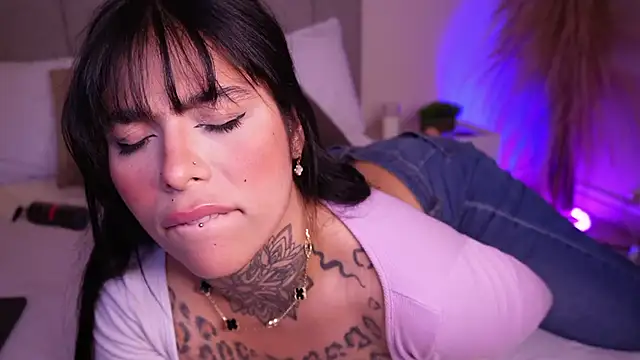 Snapshot of curvyliciousss chatting on 02-03-25, 06:28 curvyliciousss online show from 02-03-25, 06:28