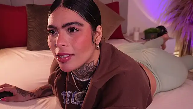 Snapshot of curvyliciousss chatting on 09-29-25, 04:34 curvyliciousss online show from 09-29-25, 04:34