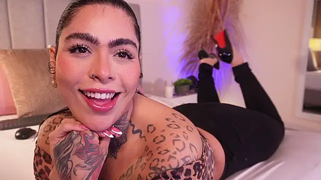 Snapshot of curvyliciousss chatting on 10-11-25, 04:49 curvyliciousss online show from 10-11-25, 04:49