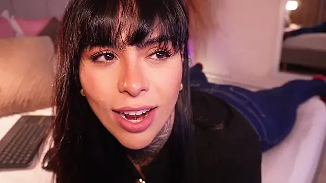 Snapshot of curvyliciousss chatting on 10-21-25, 04:19 curvyliciousss online show from 10-21-25, 04:19