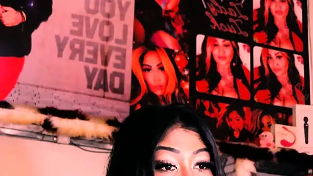 Snapshot of indian_dreamgirl chatting on 09-28-25, 12:43 indian dreamgirl online show from 09-28-25, 12:43