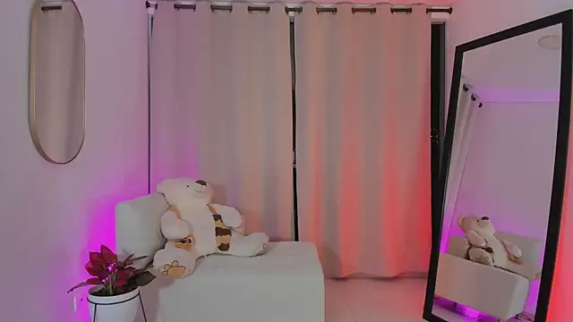 roxie gates  online show from 10-19-25, 04:35