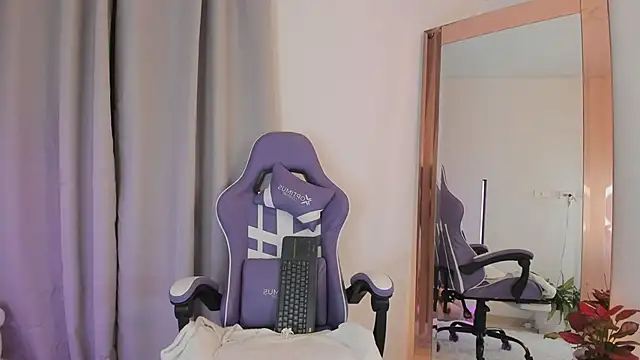 Snapshot of roxie_gates_ chatting on 02-01-26, 02:54 roxie gates online show from 02-01-26, 02:54