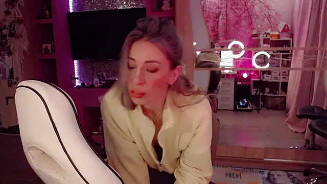 AnnieGOld  online show from 02-07-26, 10:46