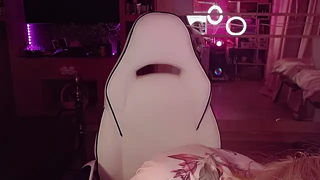 AnnieGOld  online show from 04-27-26, 05:49