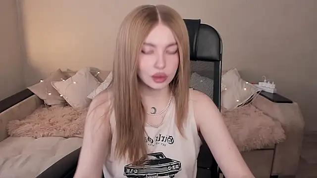 Snapshot of ViolettaLopez chatting on 02-07-25, 11:23 ViolettaLopez online show from 02-07-25, 11:23